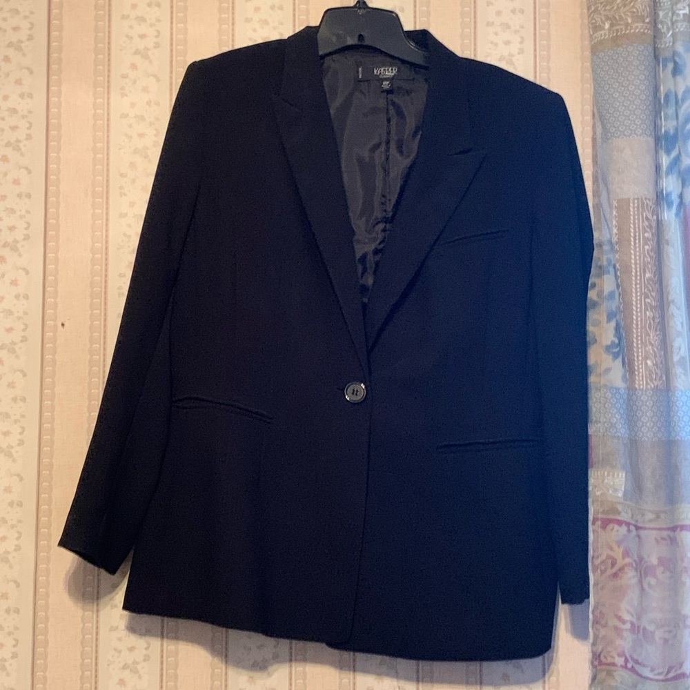 Kasper navy blue blazer size 16P in like new condition